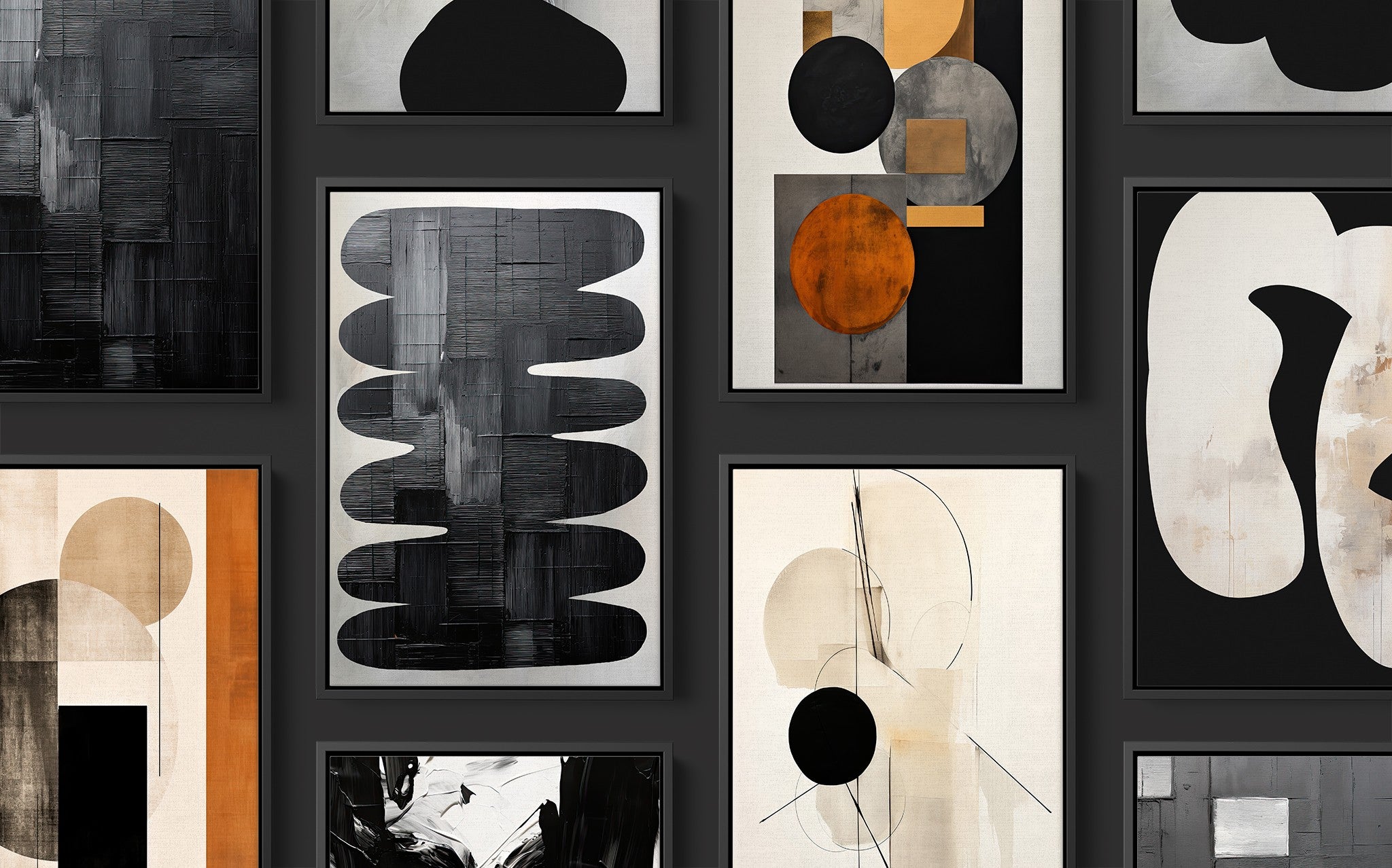 coleção de quadros abstratos em uma composição rica, com formas geométricas em preto, branco e laranja, exibidos em molduras escuras
