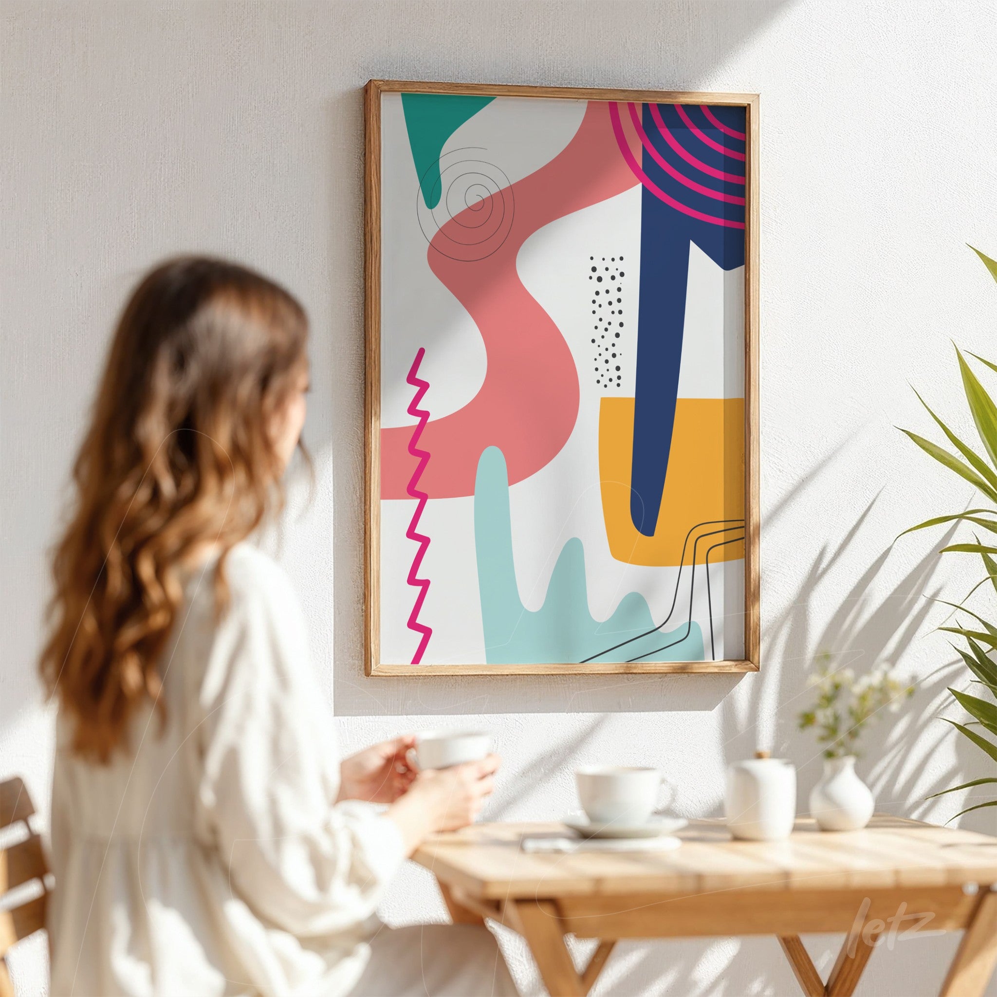 arte abstrata com formas geométricas coloridas em moldura de madeira clara sobre parede branca