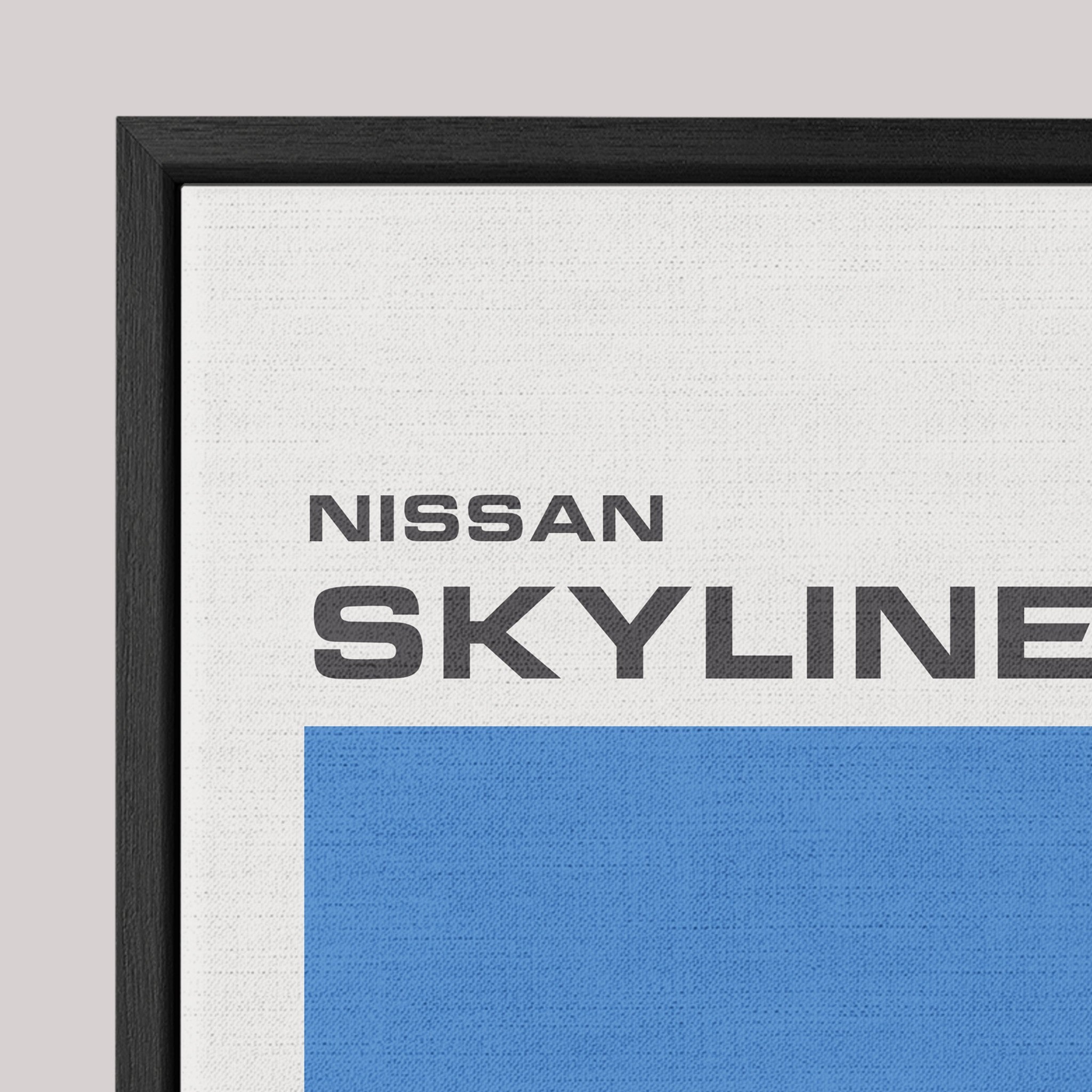 quadro com arte minimalista do carro Nissan Skyline em fundo azul com texto em letras grandes, apresentado em moldura preta