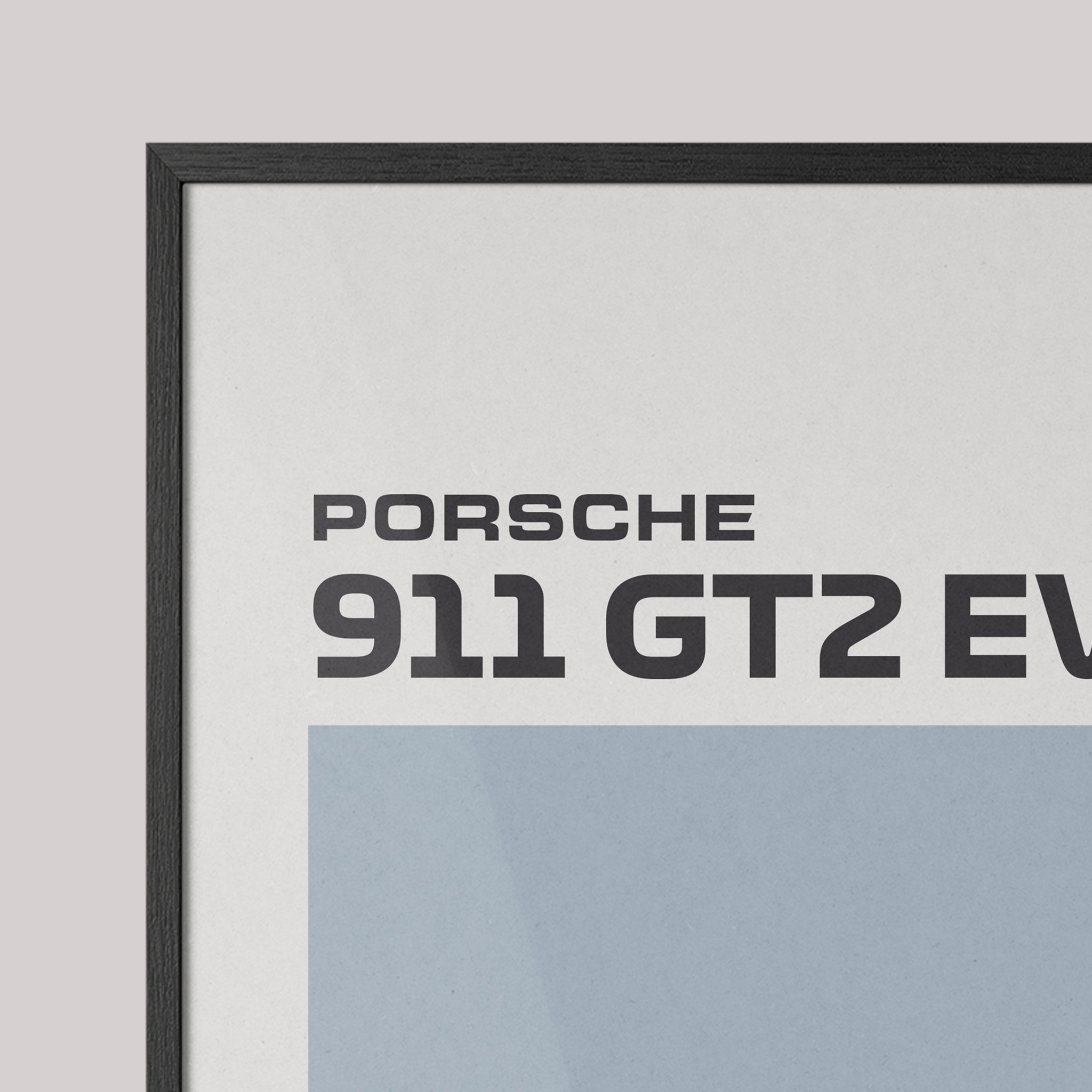 quadro com arte minimalista do carro Porsche 911 GT2 em fundo azul claro, com texto em destaque, emoldurado por moldura preta