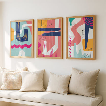 ```json
{
  "alt": "trio de quadros com arte abstrata em cores boho modernas, com molduras de madeira, exibidos em parede clara acima de sofá com almofadas",
  "alt_en": "set of three framed abstract art prints in modern boho colors, with wooden frames, displayed on a light wall above a sofa with cushions"
}
```
