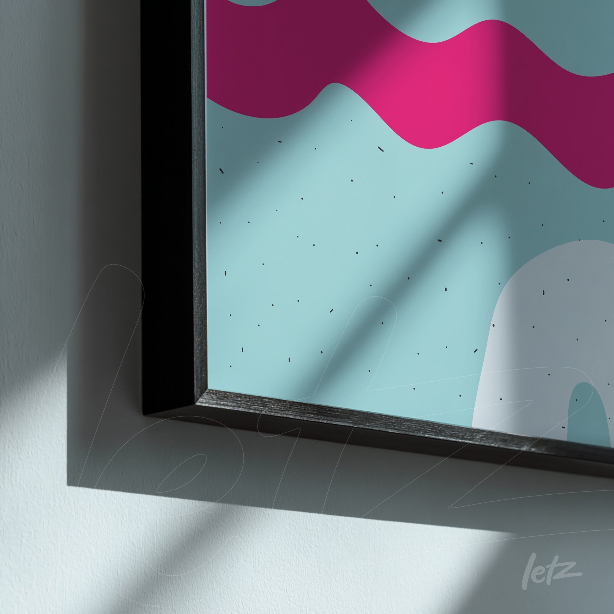 ```json
{
  "alt": "detalhe de quadro boho moderno com padrão ondulado rosa em fundo azul claro, moldura preta elegante exibida em parede clara",
  "alt_en": "close-up of modern boho print with pink wavy pattern on light blue background, sleek black frame displayed against light wall"
}
```